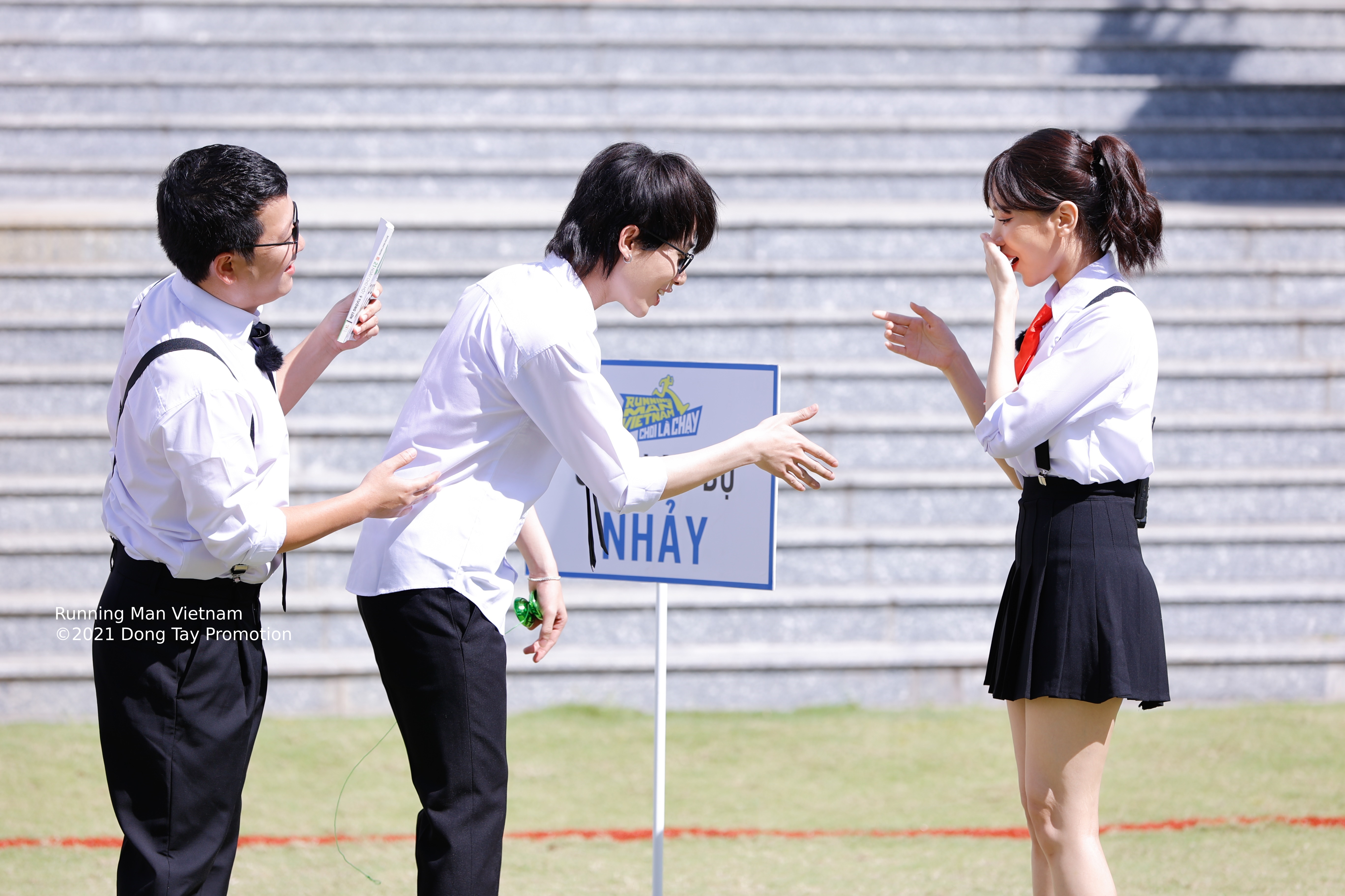 running man vietnam tap 3 bo ba nu than min lan ngoc thuy ngan khien dan nam sinh muon guc nga2 running man vietnam tap 3 bo ba nu than min lan ngoc thuy ngan khien dan nam sinh muon guc nga2