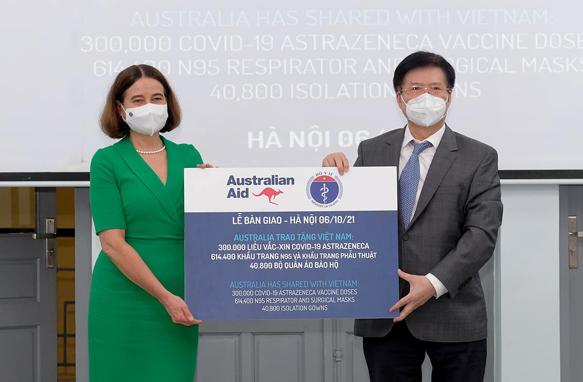 bo y te tiep nhan 300 000 lieu vaccine astrazeneca va trang thiet bi chong dich tu australia1 bo y te tiep nhan 300 000 lieu vaccine astrazeneca va trang thiet bi chong dich tu australia1