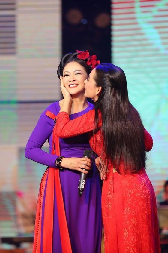 quang le nhu quynh nghen ngao khi nhac den phi nhung kem loi nhan day xuc dong2 quang le nhu quynh nghen ngao khi nhac den phi nhung kem loi nhan day xuc dong2