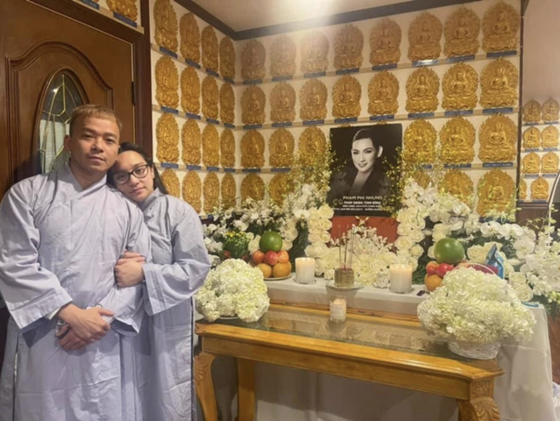 ca si phi nhung duoc dua di hoa tang khong the mang thi hai ve my 2 ca si phi nhung duoc dua di hoa tang khong the mang thi hai ve my 2