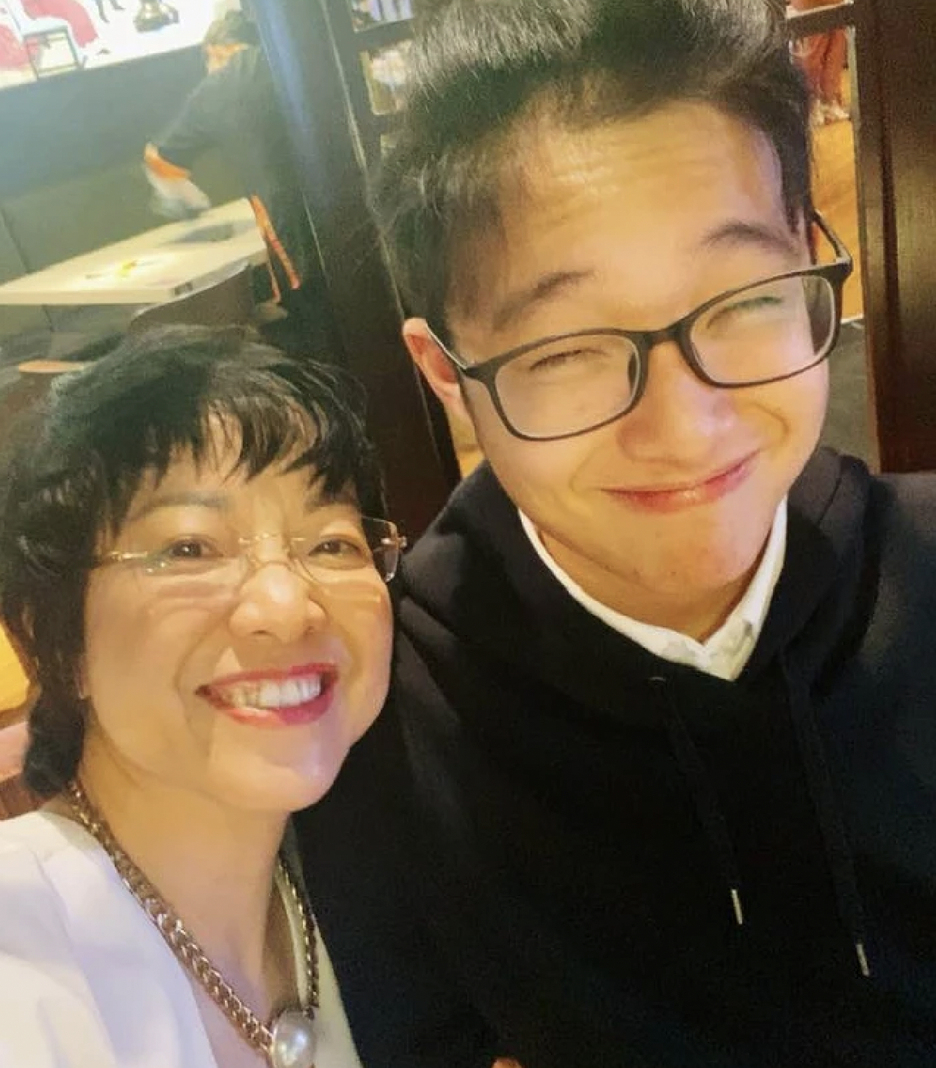 con trai nsnd cong ly lan dau khoe ban gai khoanh khac than thiet ben mc thao van gay chu y 2 con trai nsnd cong ly lan dau khoe ban gai khoanh khac than thiet ben mc thao van gay chu y 2
