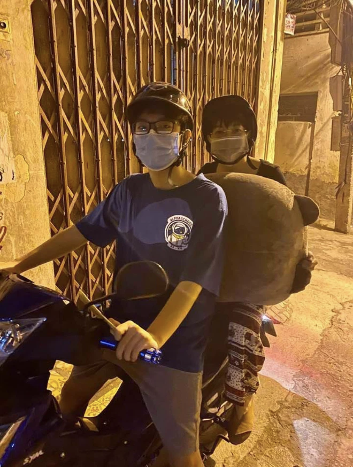 con trai nsnd cong ly lan dau khoe ban gai khoanh khac than thiet ben mc thao van gay chu y 5 con trai nsnd cong ly lan dau khoe ban gai khoanh khac than thiet ben mc thao van gay chu y 5