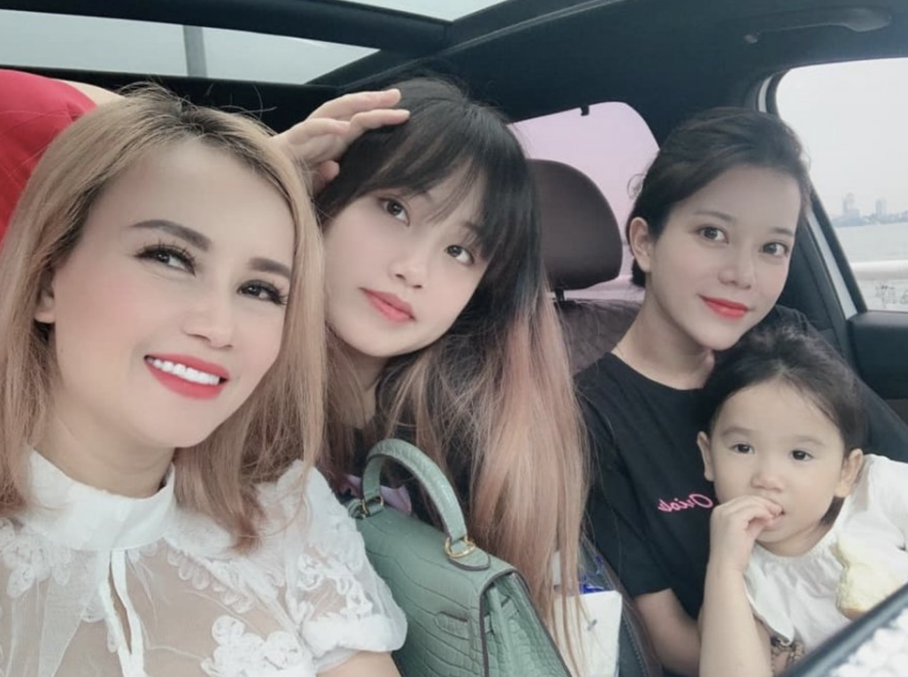 co xuyen ve nha di con khang dinh khong nhan tro cap tu chong cu gui loi nhan den hoa hau dang thu thao1 co xuyen ve nha di con khang dinh khong nhan tro cap tu chong cu gui loi nhan den hoa hau dang thu thao1