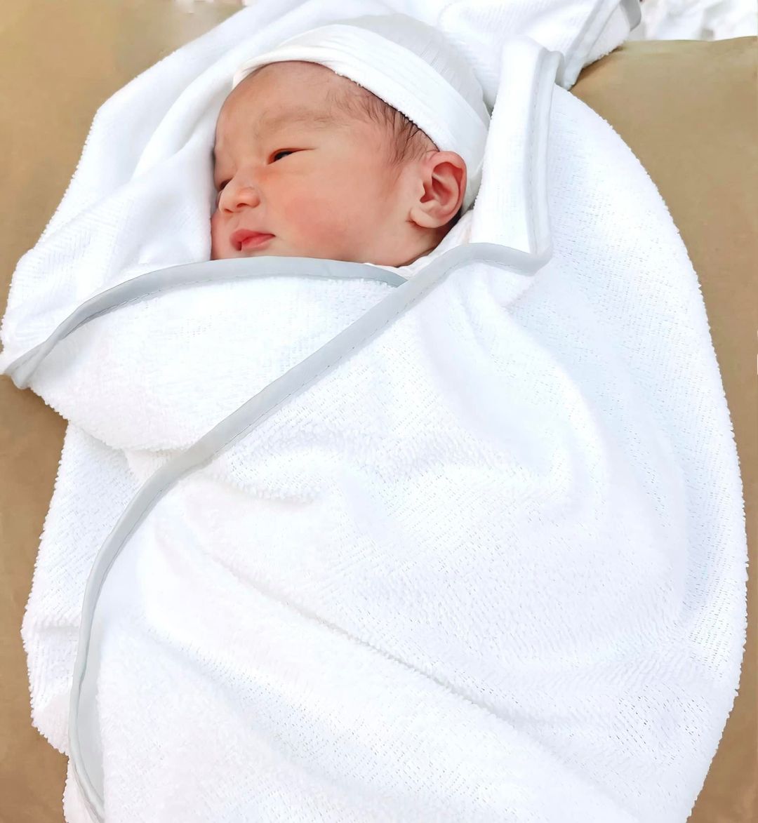 bao thy sinh con dau long dang anh khien fan dung ngoi khong yen1 bao thy sinh con dau long dang anh khien fan dung ngoi khong yen1