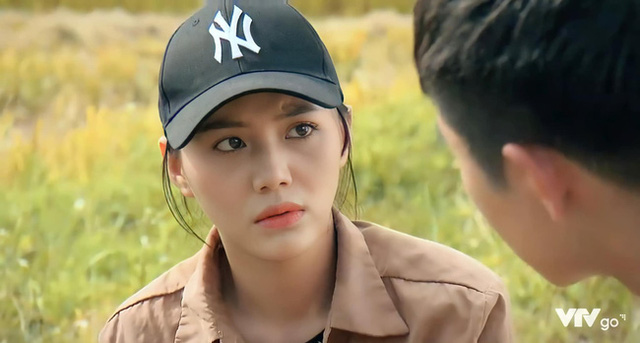 pho trong lang nhan sac hop hon nguoi nhin cua co ban quat chiem tron spotlight moi khi xuat hien1 pho trong lang nhan sac hop hon nguoi nhin cua co ban quat chiem tron spotlight moi khi xuat hien1