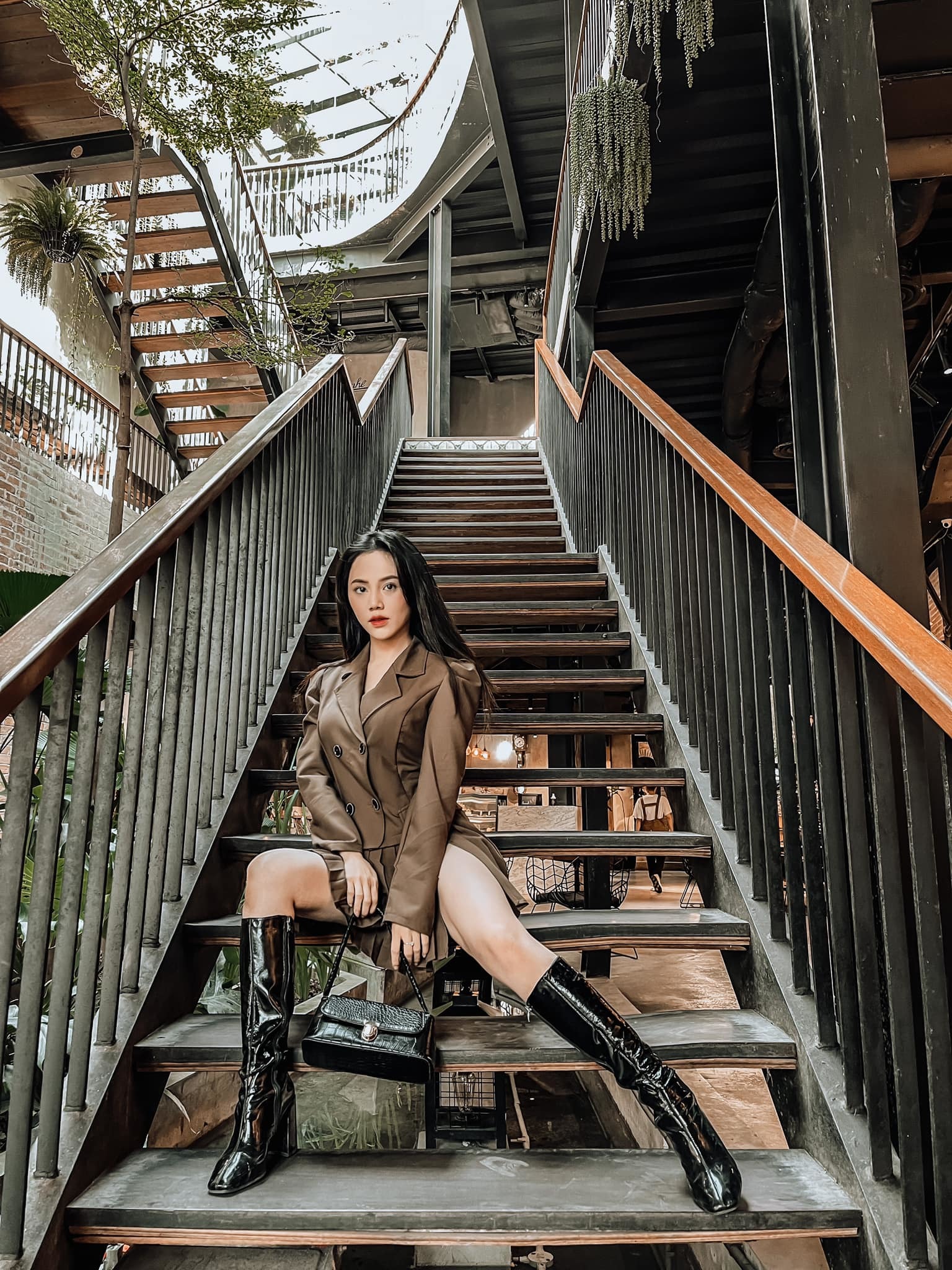 pho trong lang nhan sac hop hon nguoi nhin cua co ban quat chiem tron spotlight moi khi xuat hien4 pho trong lang nhan sac hop hon nguoi nhin cua co ban quat chiem tron spotlight moi khi xuat hien4