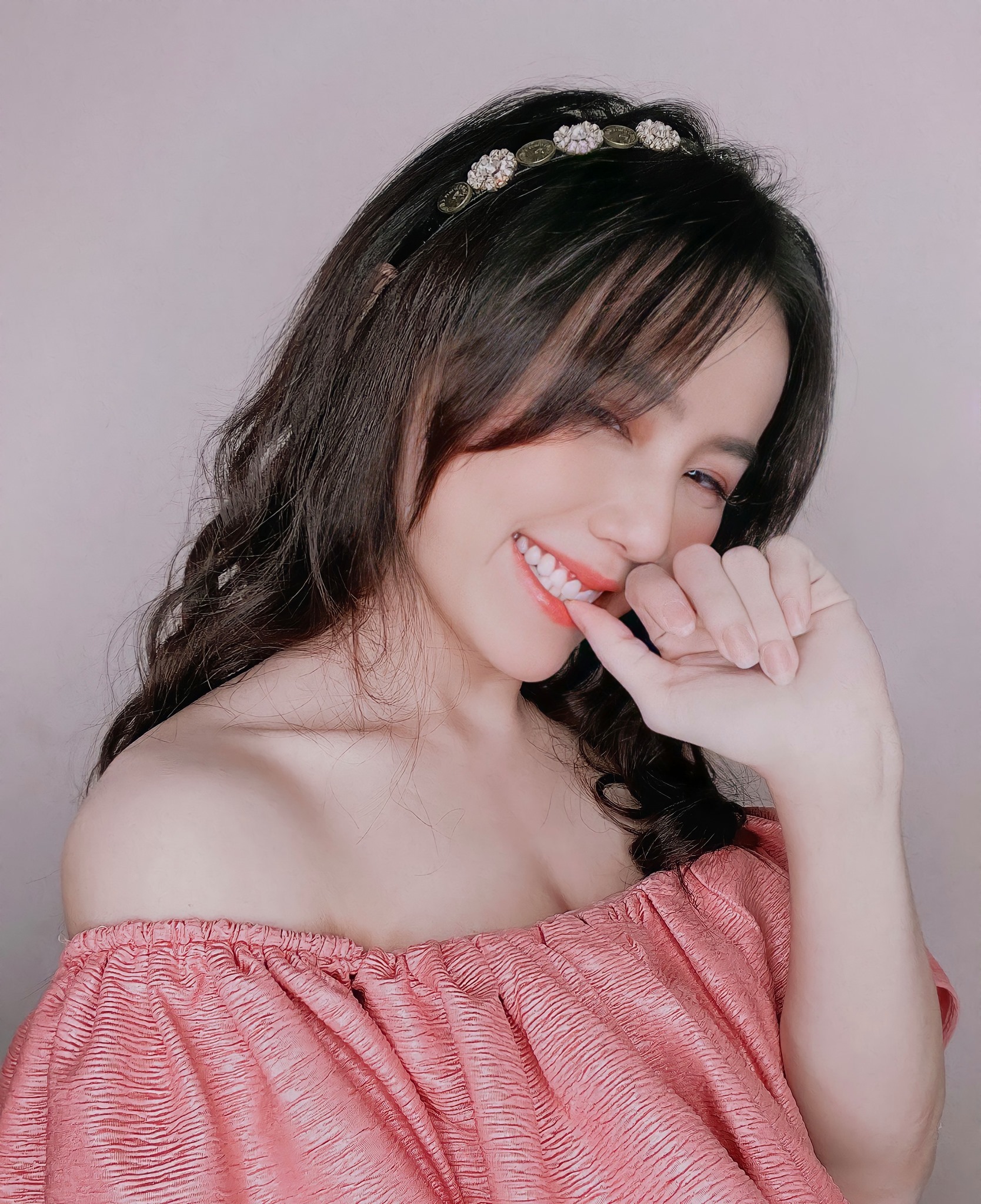 pho trong lang nhan sac hop hon nguoi nhin cua co ban quat chiem tron spotlight moi khi xuat hien5 pho trong lang nhan sac hop hon nguoi nhin cua co ban quat chiem tron spotlight moi khi xuat hien5