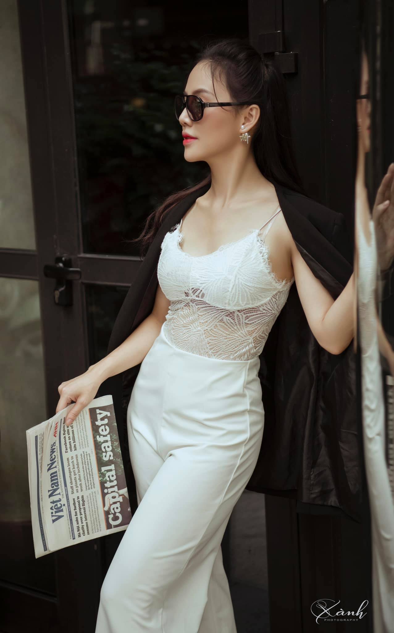 pho trong lang nhan sac hop hon nguoi nhin cua co ban quat chiem tron spotlight moi khi xuat hien6 pho trong lang nhan sac hop hon nguoi nhin cua co ban quat chiem tron spotlight moi khi xuat hien6