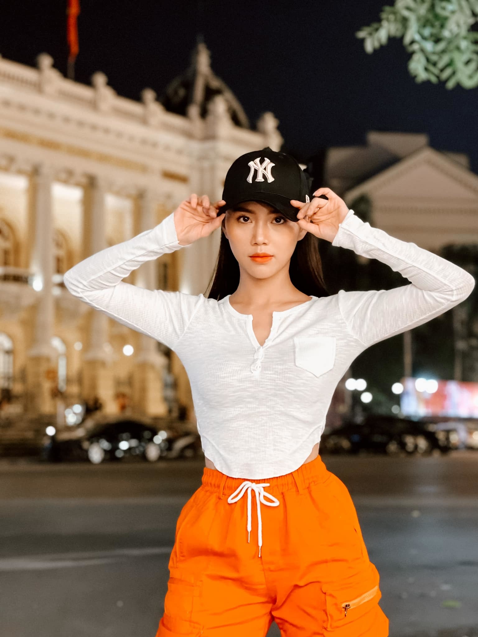 pho trong lang nhan sac hop hon nguoi nhin cua co ban quat chiem tron spotlight moi khi xuat hien7 pho trong lang nhan sac hop hon nguoi nhin cua co ban quat chiem tron spotlight moi khi xuat hien7