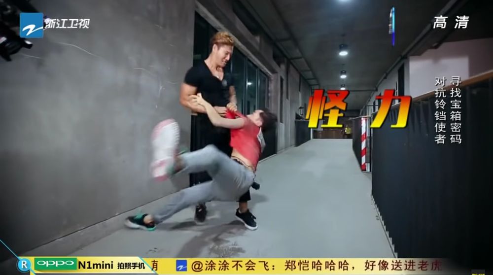 running man viet nam ke manh xu han xuat hien tung khien doi thu khau 22 mui trong qua khu2