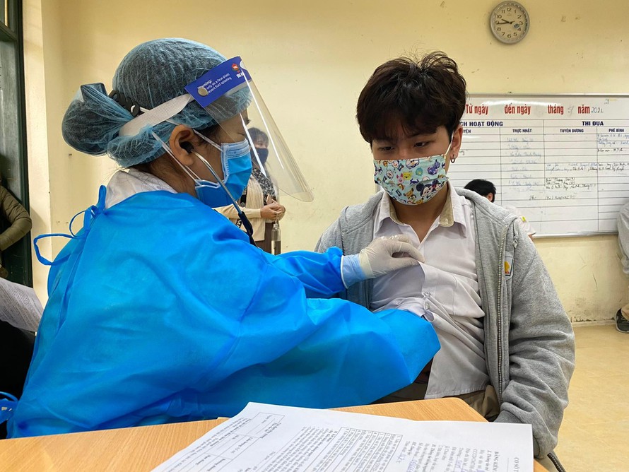 ha noi hoc sinh lop 12 mac covid 19 tung di tiem vaccine o truong1 ha noi hoc sinh lop 12 mac covid 19 tung di tiem vaccine o truong1