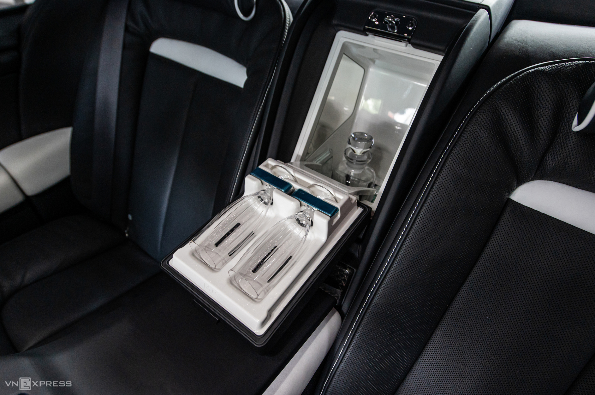 can canh sieu xe rolls royce cullinan black badge gia khong duoi 40 ty dong10 can canh sieu xe rolls royce cullinan black badge gia khong duoi 40 ty dong10