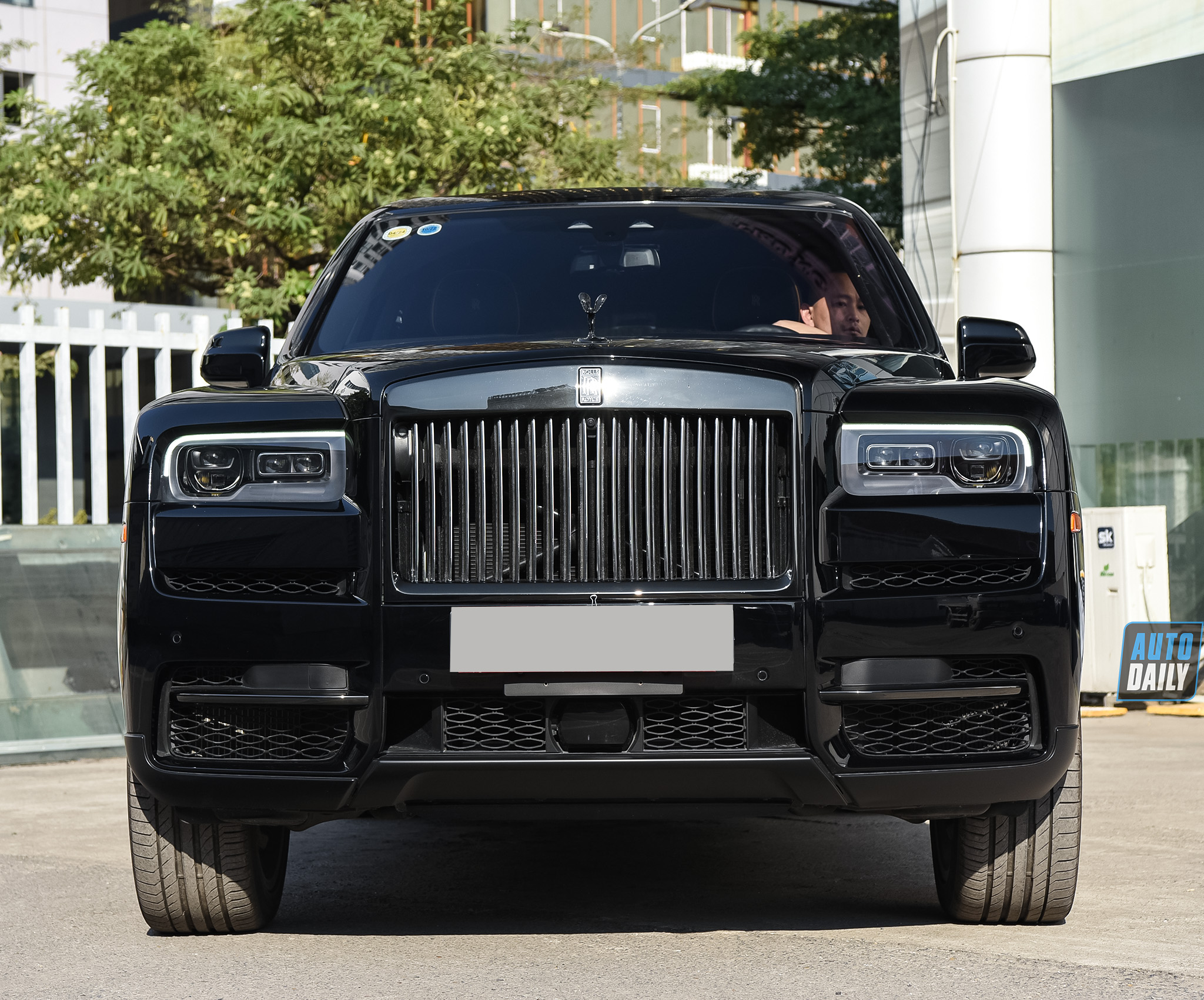 can canh sieu xe rolls royce cullinan black badge gia khong duoi 40 ty dong2 can canh sieu xe rolls royce cullinan black badge gia khong duoi 40 ty dong2