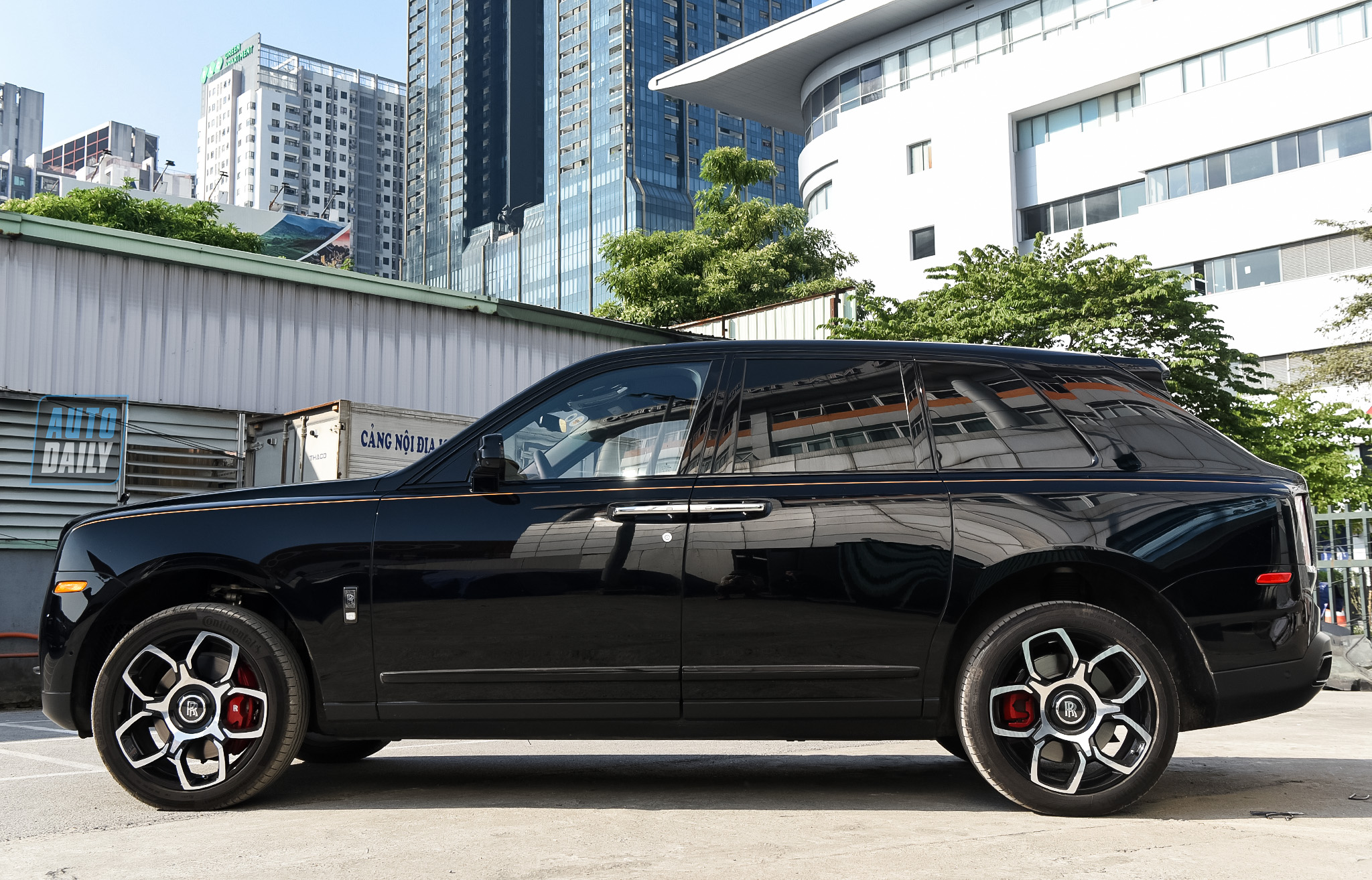 can canh sieu xe rolls royce cullinan black badge gia khong duoi 40 ty dong3 can canh sieu xe rolls royce cullinan black badge gia khong duoi 40 ty dong3