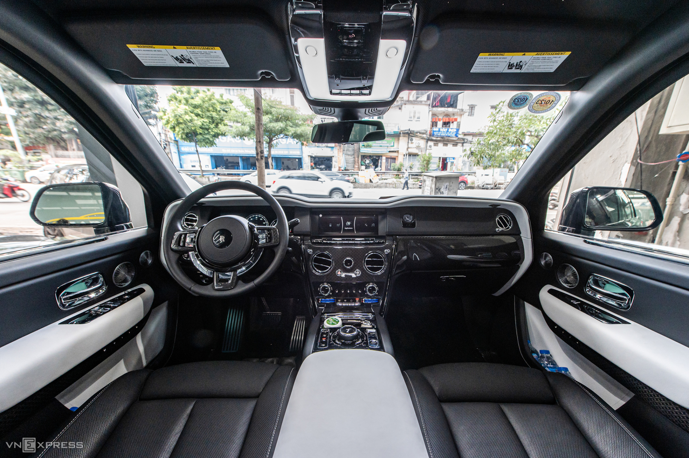 can canh sieu xe rolls royce cullinan black badge gia khong duoi 40 ty dong7 can canh sieu xe rolls royce cullinan black badge gia khong duoi 40 ty dong7