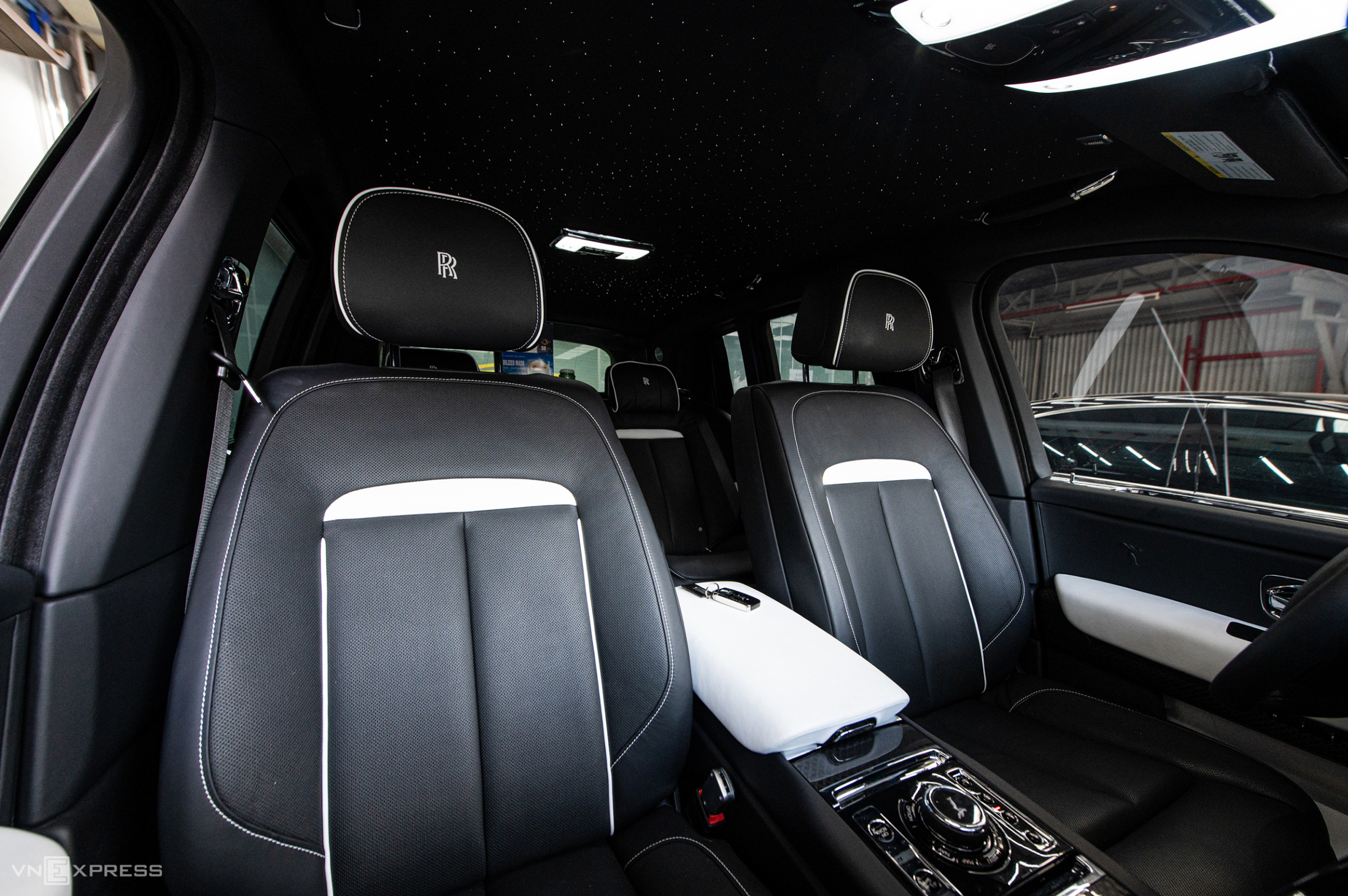 can canh sieu xe rolls royce cullinan black badge gia khong duoi 40 ty dong8 can canh sieu xe rolls royce cullinan black badge gia khong duoi 40 ty dong8