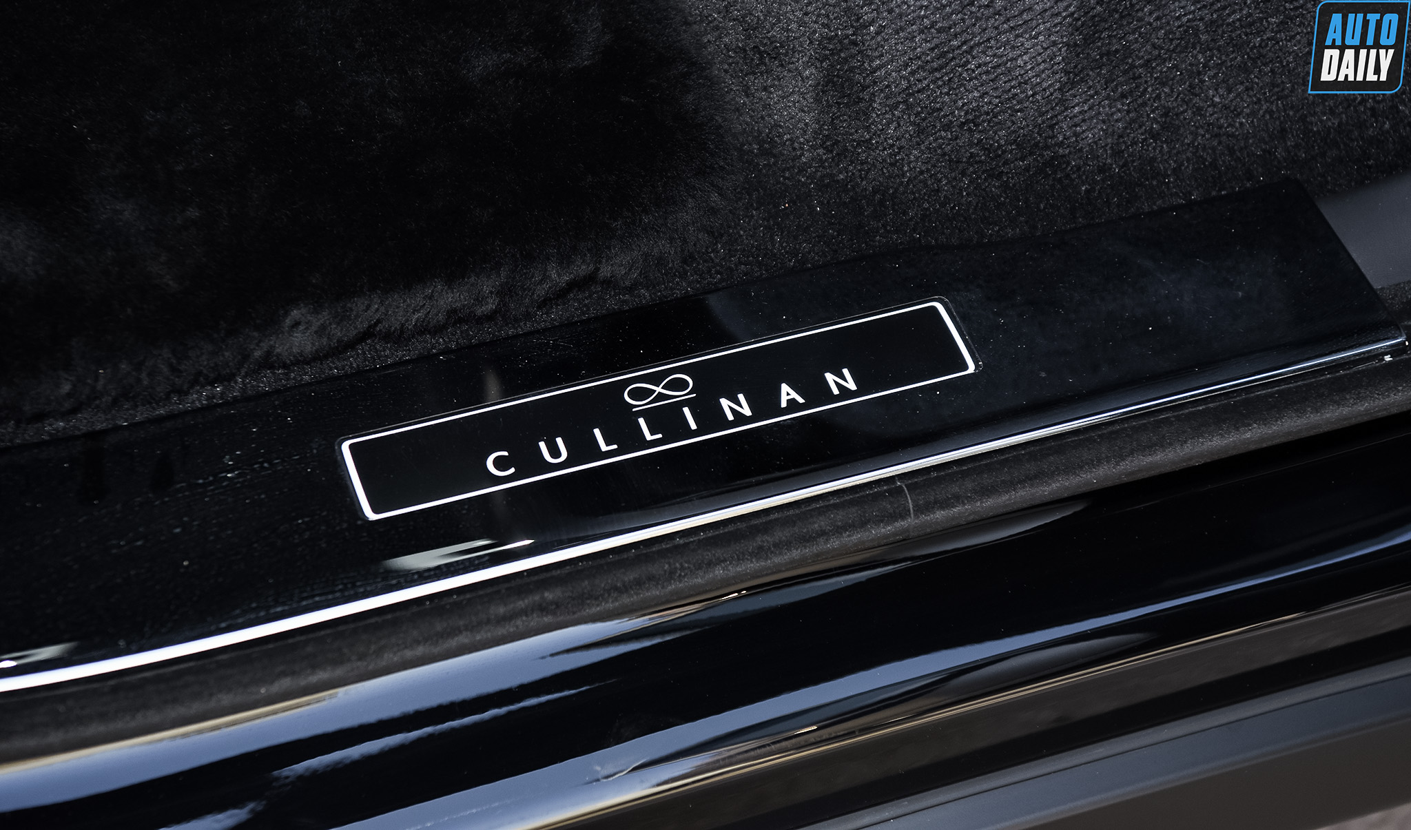 can canh sieu xe rolls royce cullinan black badge gia khong duoi 40 ty dong9 can canh sieu xe rolls royce cullinan black badge gia khong duoi 40 ty dong9