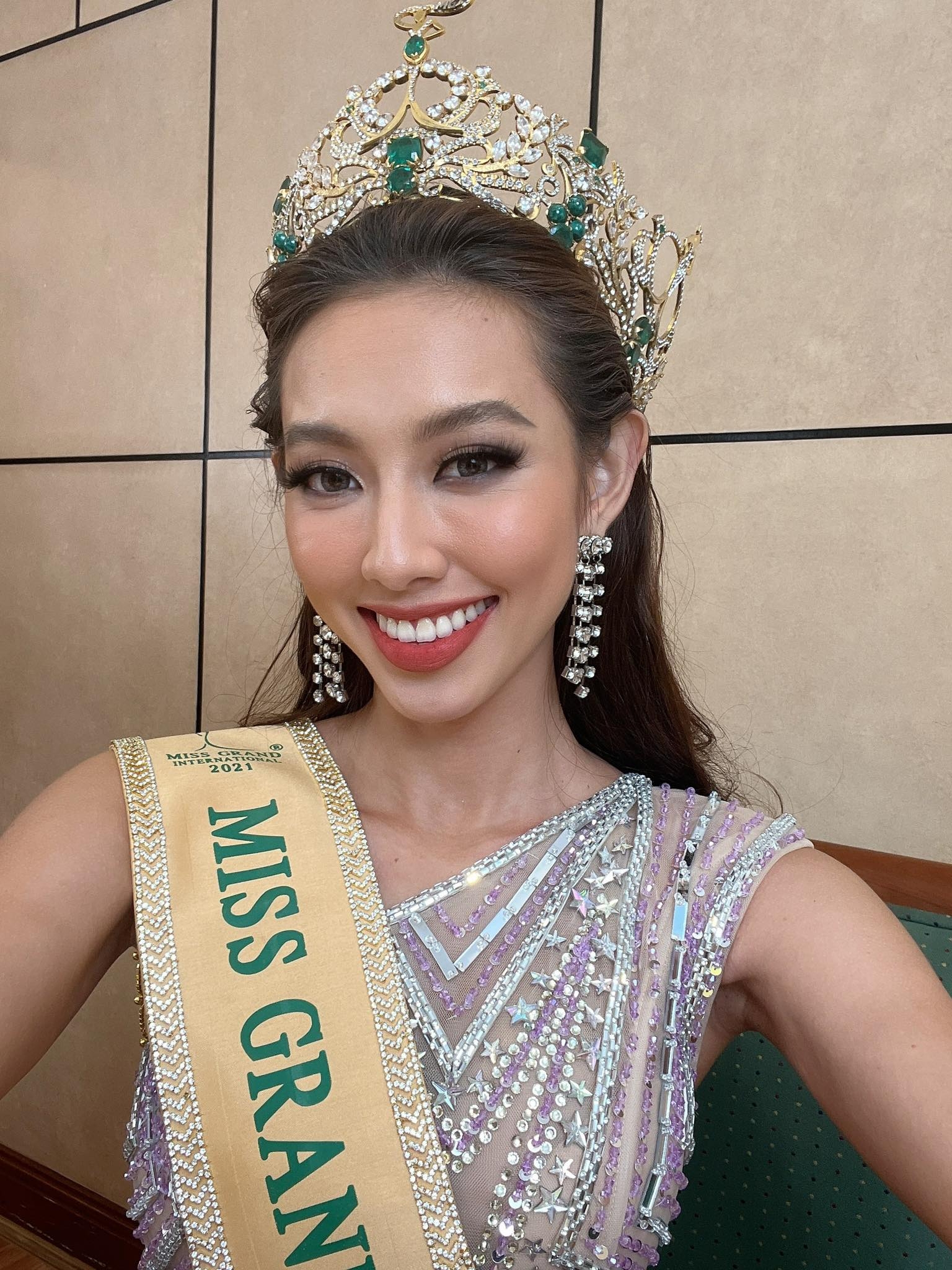 miss grand international 2021 thuy tien livestream tiet lo bi mat gay soc khong duoc goi dau suot 3 ngay4