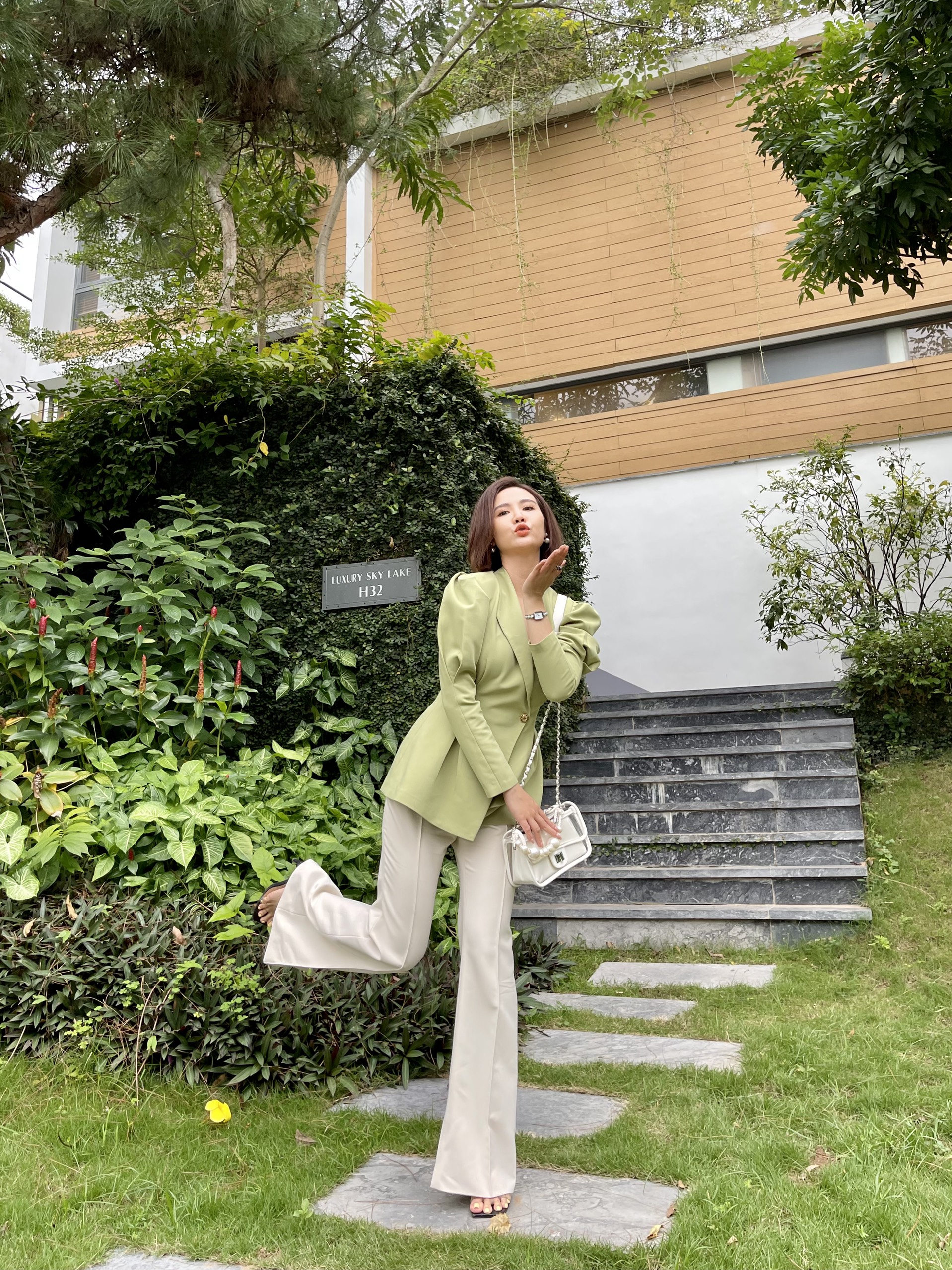 huyen lizzie tiet lo tu dinh hinh phong cach thoi trang cho van trang trong thuong ngay nang ve7 huyen lizzie tiet lo tu dinh hinh phong cach thoi trang cho van trang trong thuong ngay nang ve7