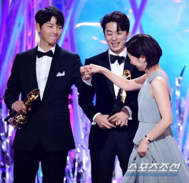 song joong ki lo khoanh khac hen ho ben tinh tin don jeon yeo bin su that khien cac fan bat ngo3 song joong ki lo khoanh khac hen ho ben tinh tin don jeon yeo bin su that khien cac fan bat ngo3