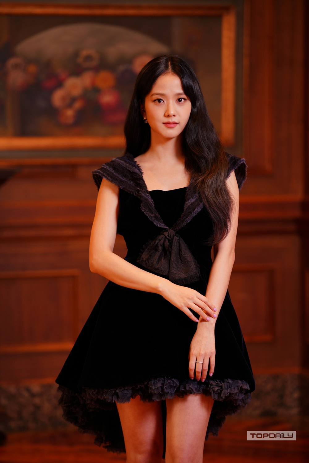 jisoo blackpink khoe visual bung no sanh doi ben jung hae in tai hop bao snowdrop5 jisoo blackpink khoe visual bung no sanh doi ben jung hae in tai hop bao snowdrop5