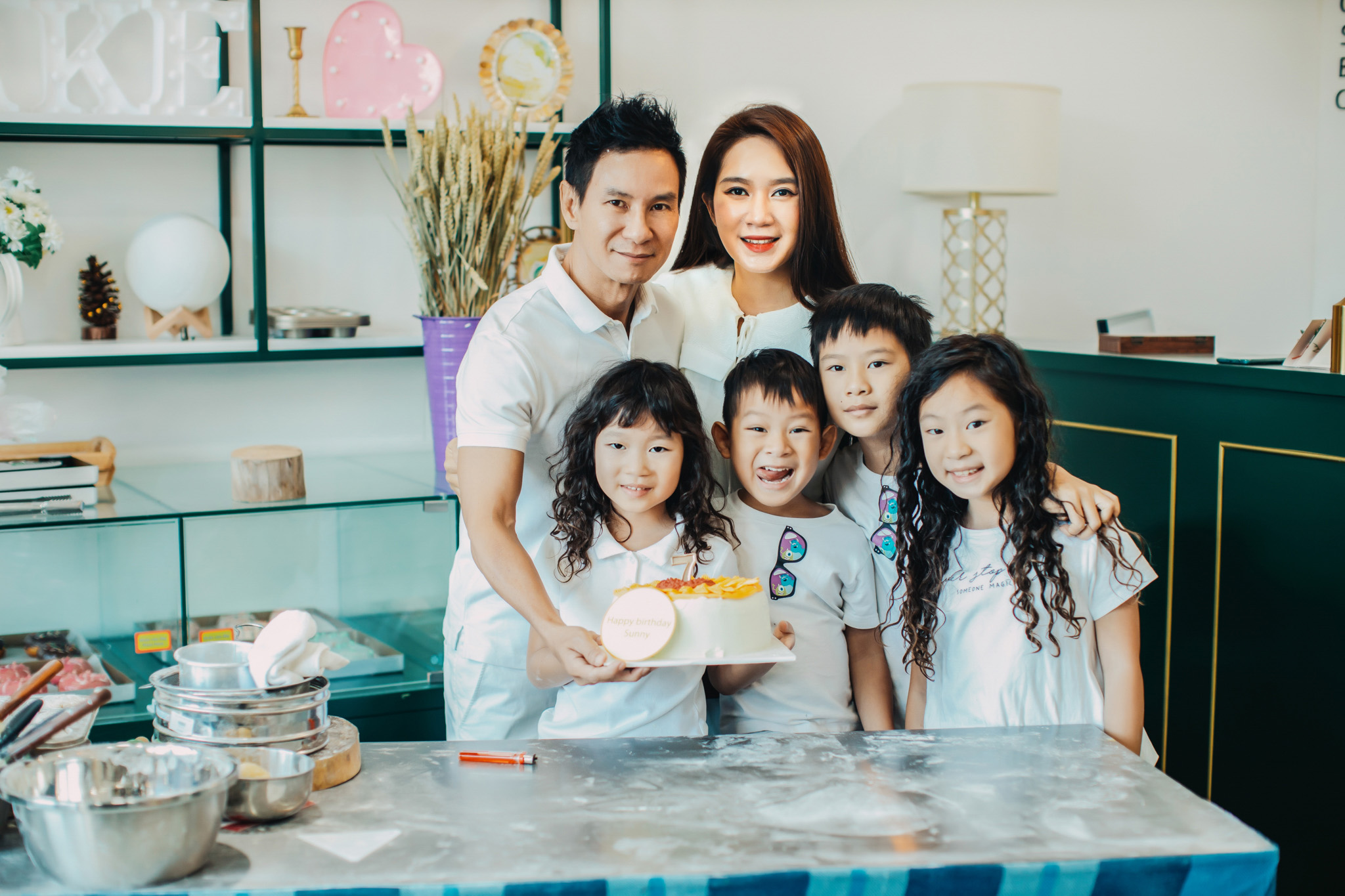 gia dinh ly hai hanh phuc cung nhau lam banh va don giang sinh som1 gia dinh ly hai hanh phuc cung nhau lam banh va don giang sinh som1