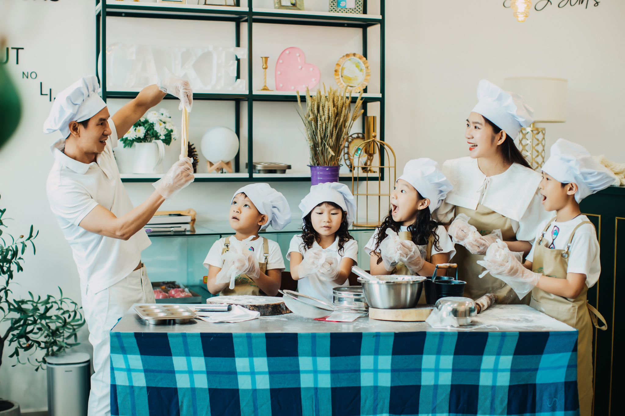 gia dinh ly hai hanh phuc cung nhau lam banh va don giang sinh som2 gia dinh ly hai hanh phuc cung nhau lam banh va don giang sinh som2
