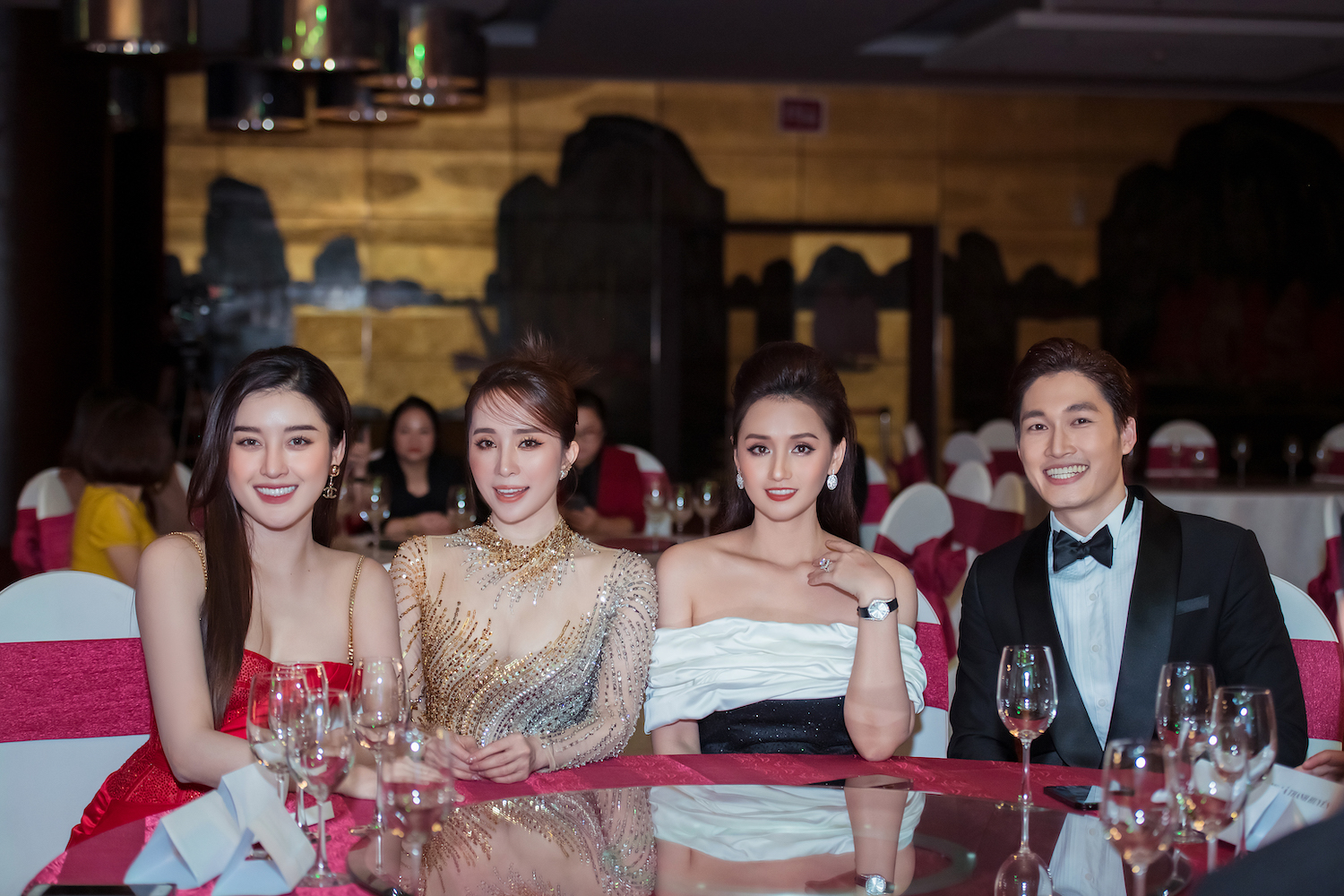 quynh nga khoe sac voc nang tien ca sanh doi ben dien vien viet anh du su kien6 quynh nga khoe sac voc nang tien ca sanh doi ben dien vien viet anh du su kien6