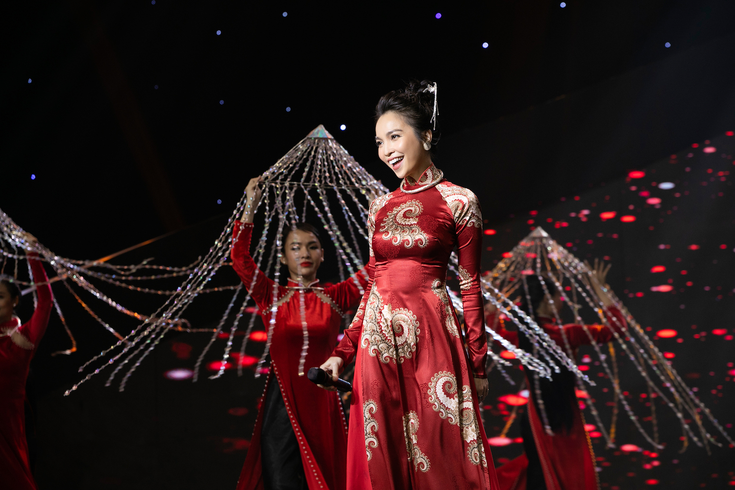 hien thuc hack tuoi voi ao dai don xuan khoe nhan sac tre mai khong gia van nguoi me1
