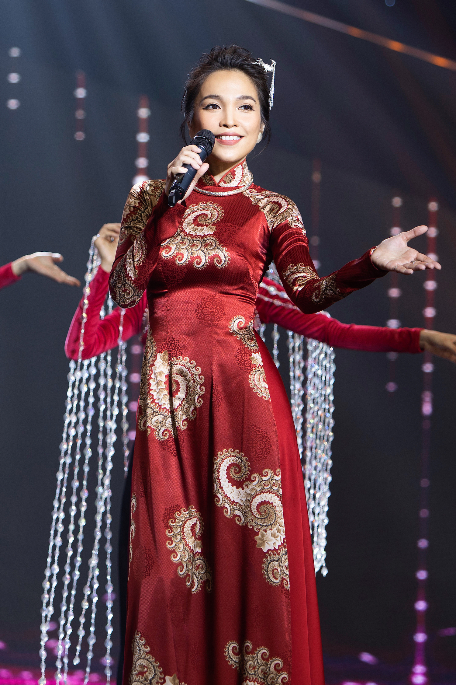 hien thuc hack tuoi voi ao dai don xuan khoe nhan sac tre mai khong gia van nguoi me3