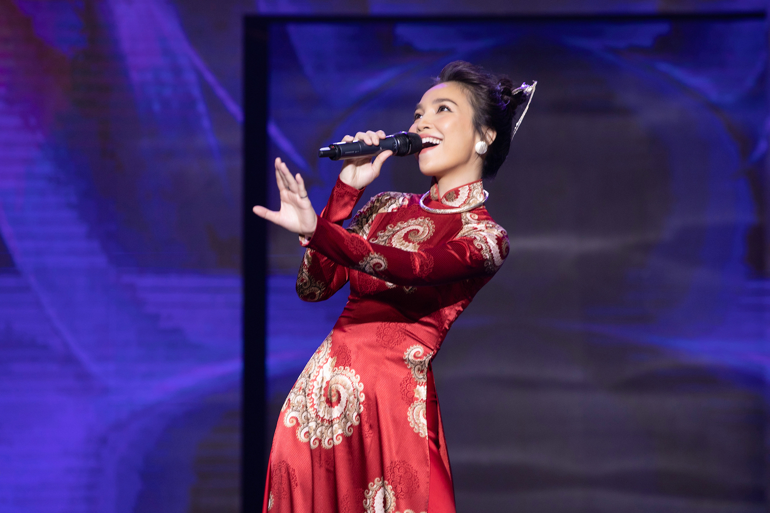 hien thuc hack tuoi voi ao dai don xuan khoe nhan sac tre mai khong gia van nguoi me7