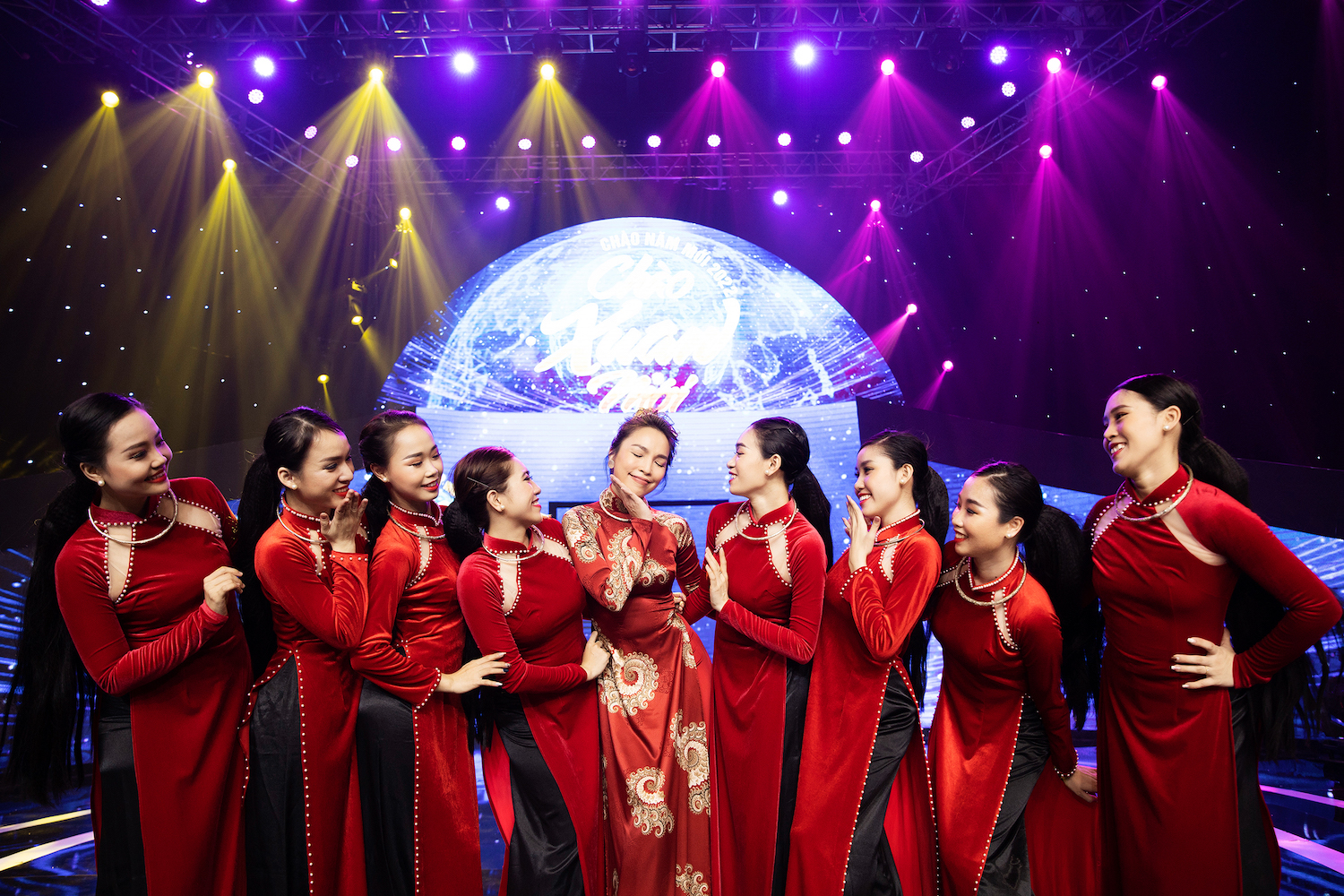 hien thuc hack tuoi voi ao dai don xuan khoe nhan sac tre mai khong gia van nguoi me8