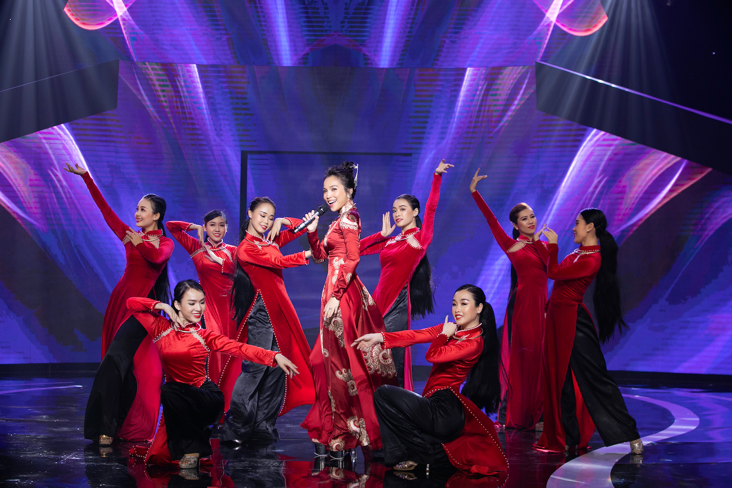 hien thuc hack tuoi voi ao dai don xuan khoe nhan sac tre mai khong gia van nguoi me9
