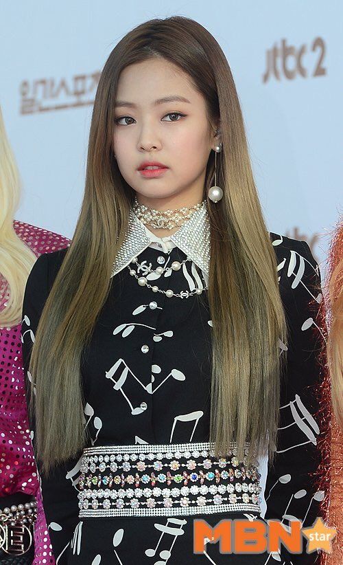 jennie blackpink voi loat kieu toc cho mat tron bau binh don gian nhung lai thanh hot trend2 jennie blackpink voi loat kieu toc cho mat tron bau binh don gian nhung lai thanh hot trend2