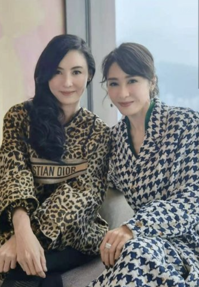truong ba chi xuat hien chung khung hinh voi le tu hai dai my nhan cung khoe nhan sac cuc pham2 truong ba chi xuat hien chung khung hinh voi le tu hai dai my nhan cung khoe nhan sac cuc pham2