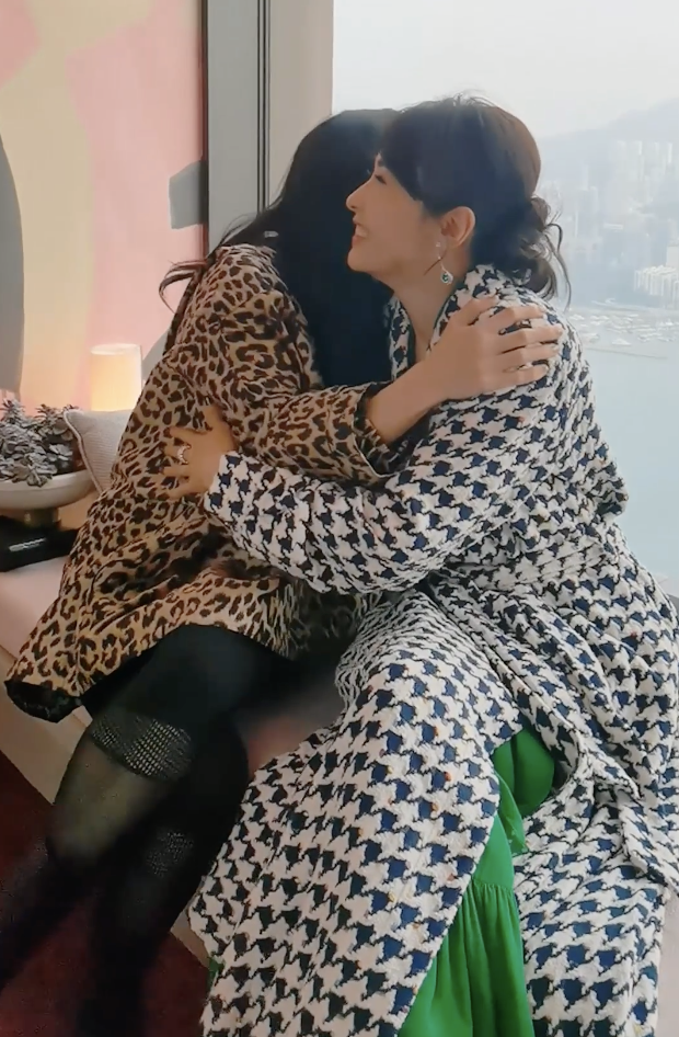 truong ba chi xuat hien chung khung hinh voi le tu hai dai my nhan cung khoe nhan sac cuc pham3 truong ba chi xuat hien chung khung hinh voi le tu hai dai my nhan cung khoe nhan sac cuc pham3