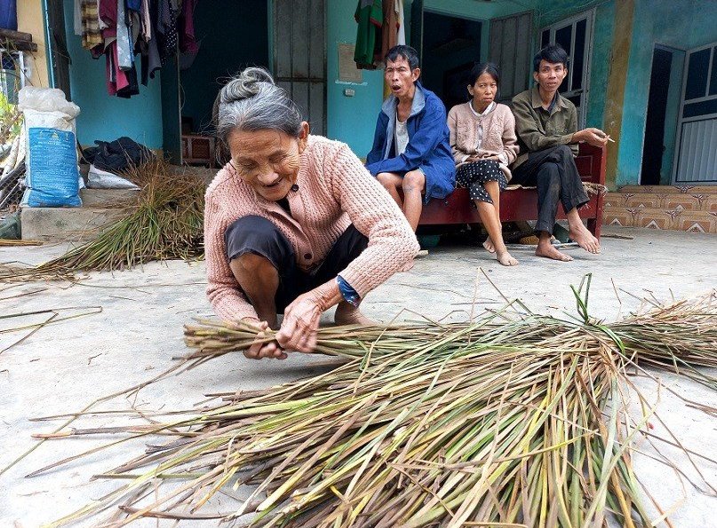 xot xa cu ba 86 tuoi mot minh com coi nuoi 4 nguoi con tat nguyen1 xot xa cu ba 86 tuoi mot minh com coi nuoi 4 nguoi con tat nguyen1