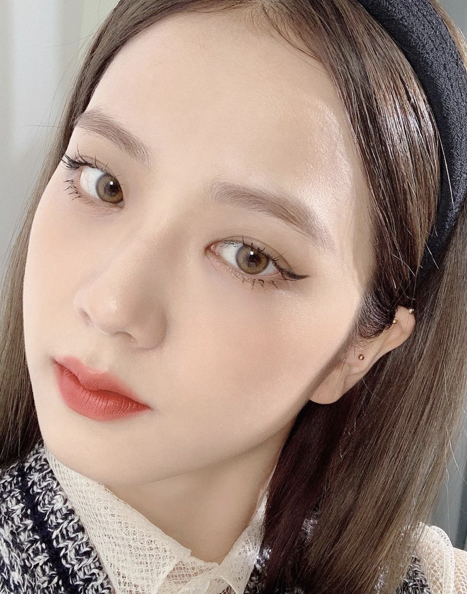 hoc jisoo blackpink nhung kieu trang diem than thanh don gian nhung co hieu ung tuyet voi6