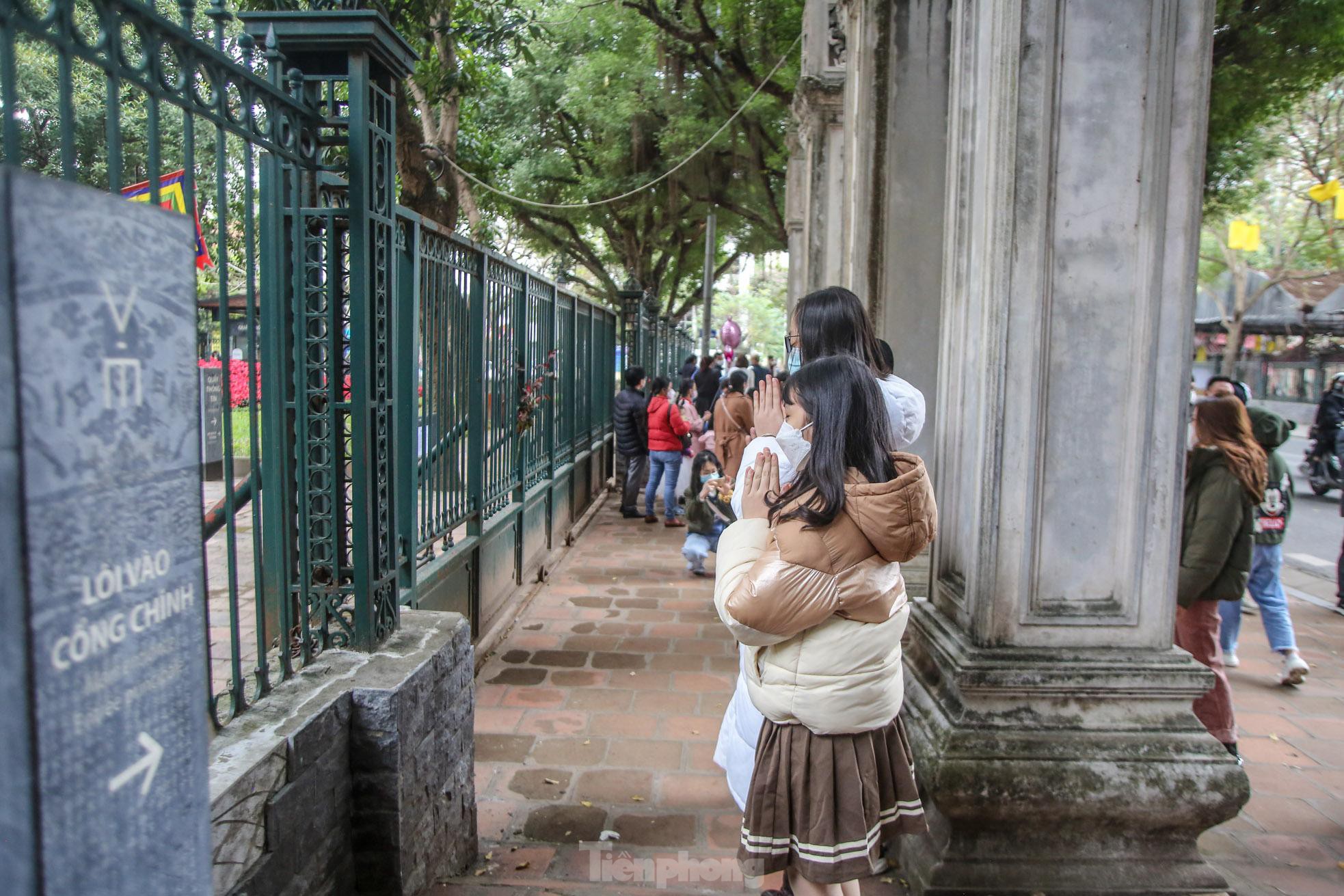 ha noi si tu xep hang dai xin chu dau nam ben ngoai van mieu quoc tu giam3 ha noi si tu xep hang dai xin chu dau nam ben ngoai van mieu quoc tu giam3