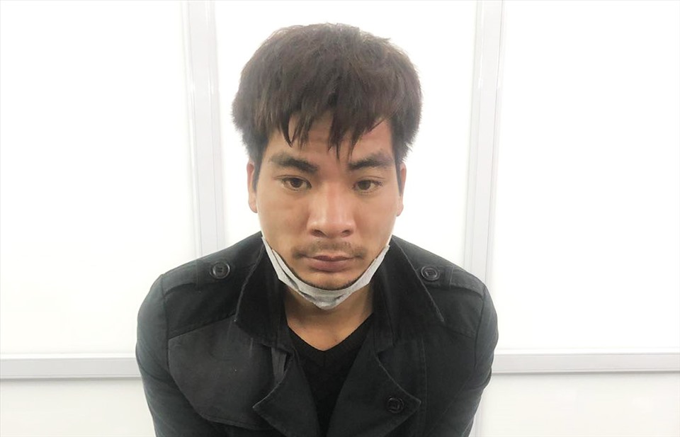 khoi to nam thanh nien trom thep tren cot dien cao the