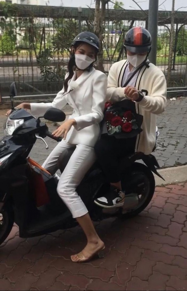 hoa hau thuy tien gay sot voi khoanh khac lai xe may du su kien5 hoa hau thuy tien gay sot voi khoanh khac lai xe may du su kien5