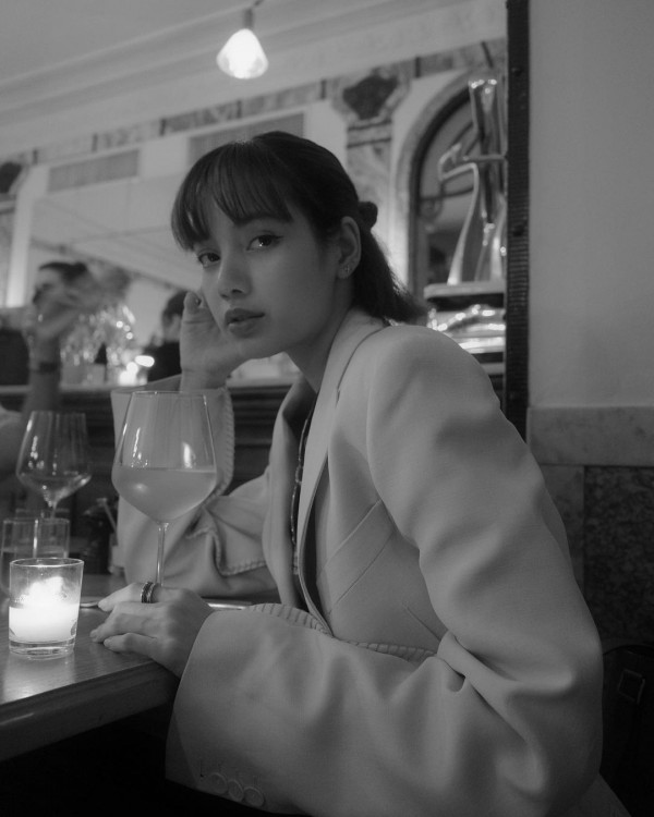 lisa blackpink vuong lum xum quang cao ruou bat hop phap tai thai lan2