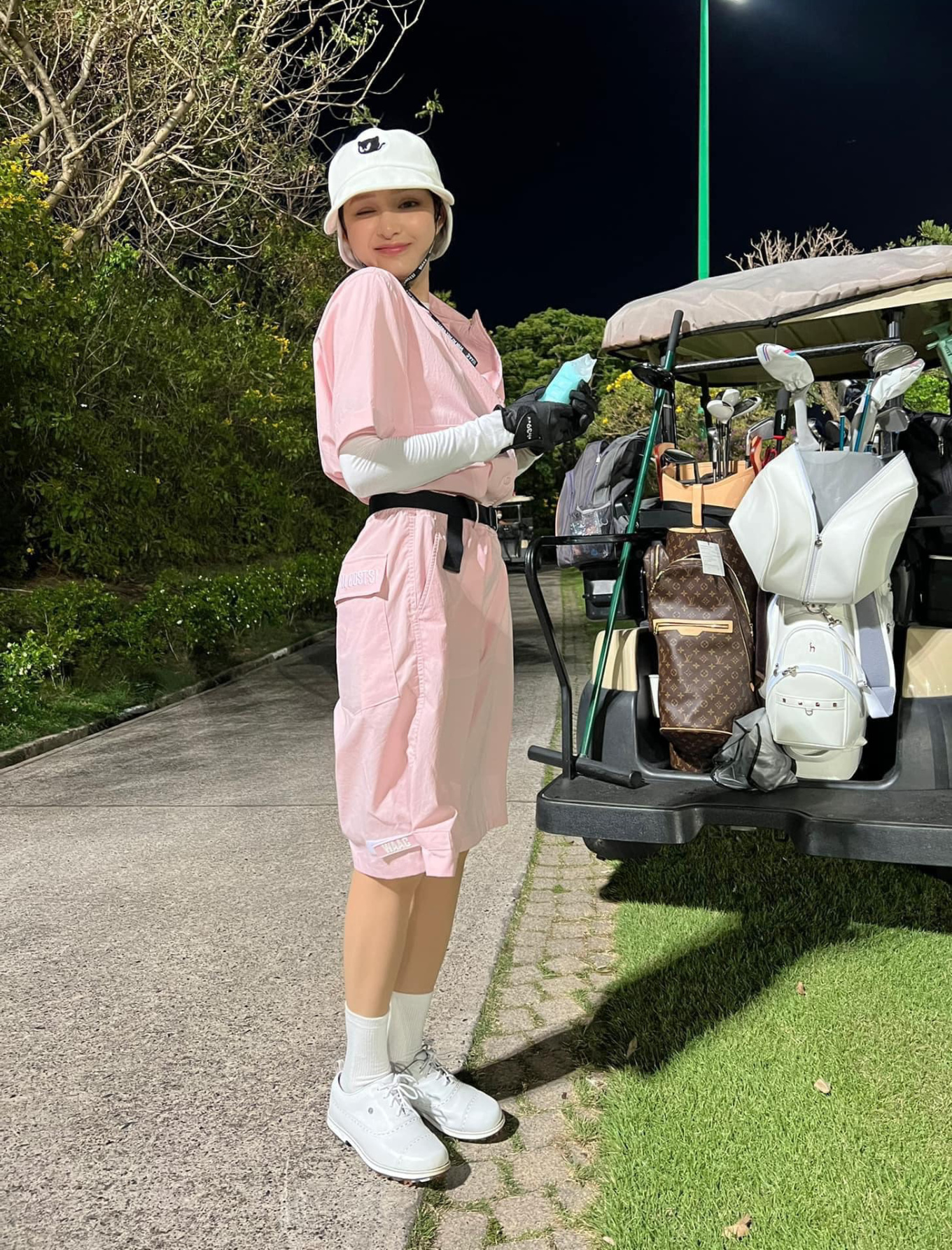 thoi trang danh golf da dang cua hien ho luc dang yeu khi cuc ky sang chanh2