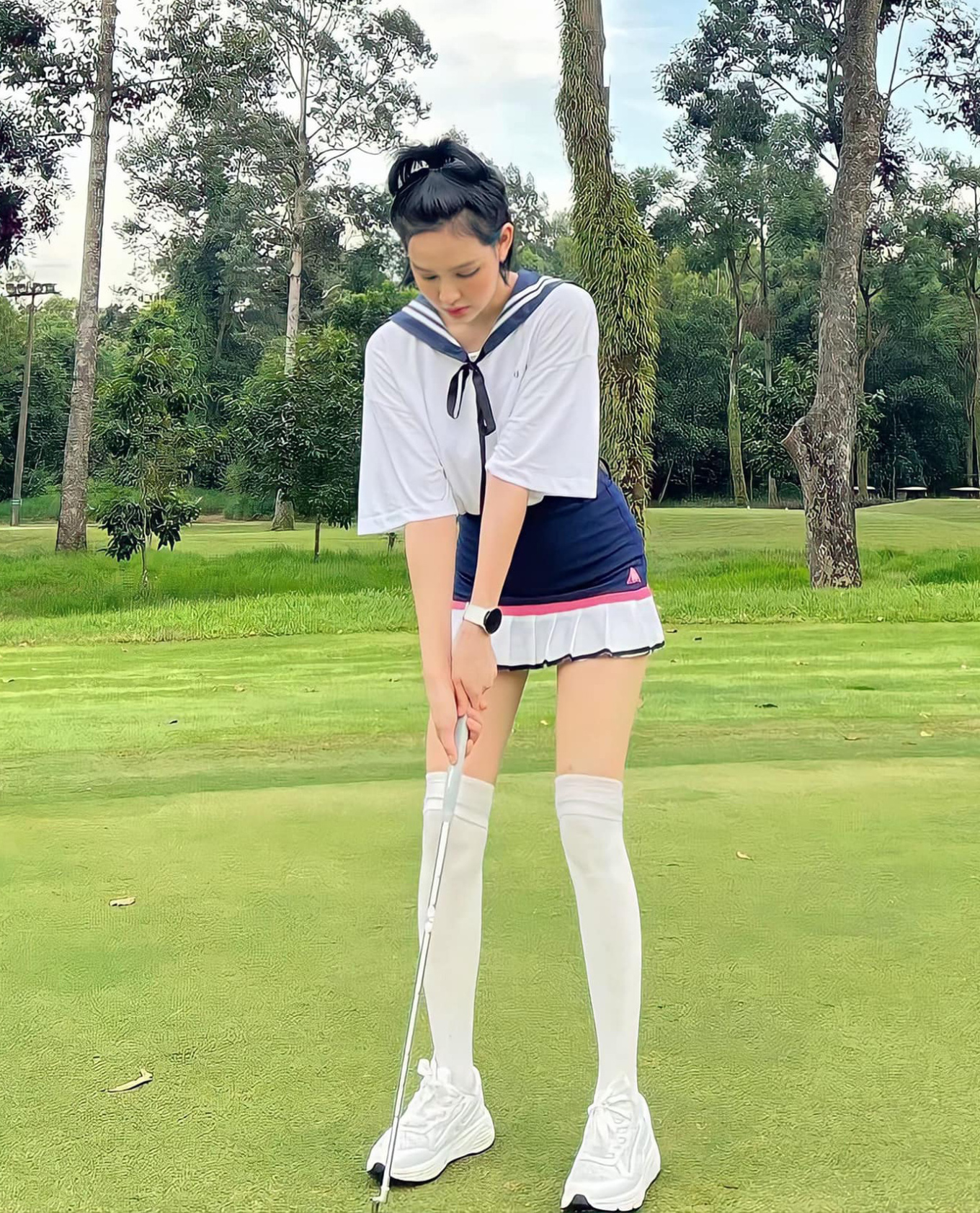 thoi trang danh golf da dang cua hien ho luc dang yeu khi cuc ky sang chanh4