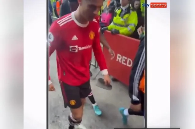 ronaldo xin loi sau khi dap dien thoai cua co dong vien nhi2 copy