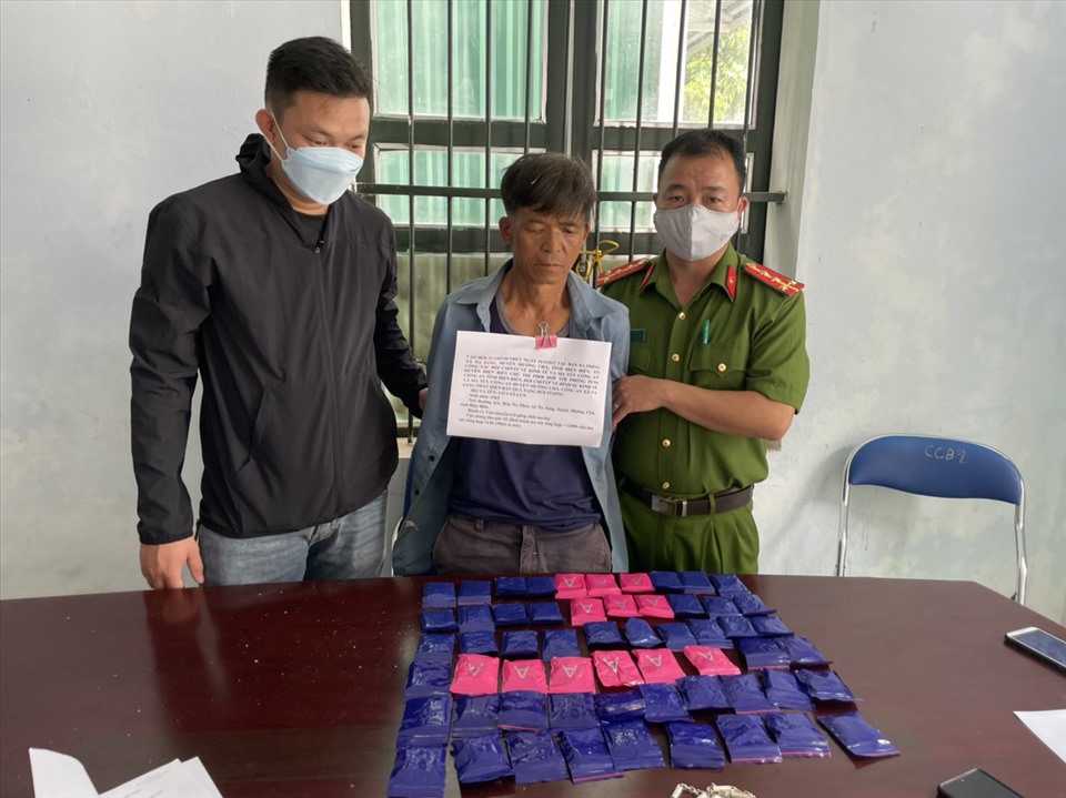 dien bien bat giu doi tuong van chuyen trai phep 12 000 vien ma tuy tong hop