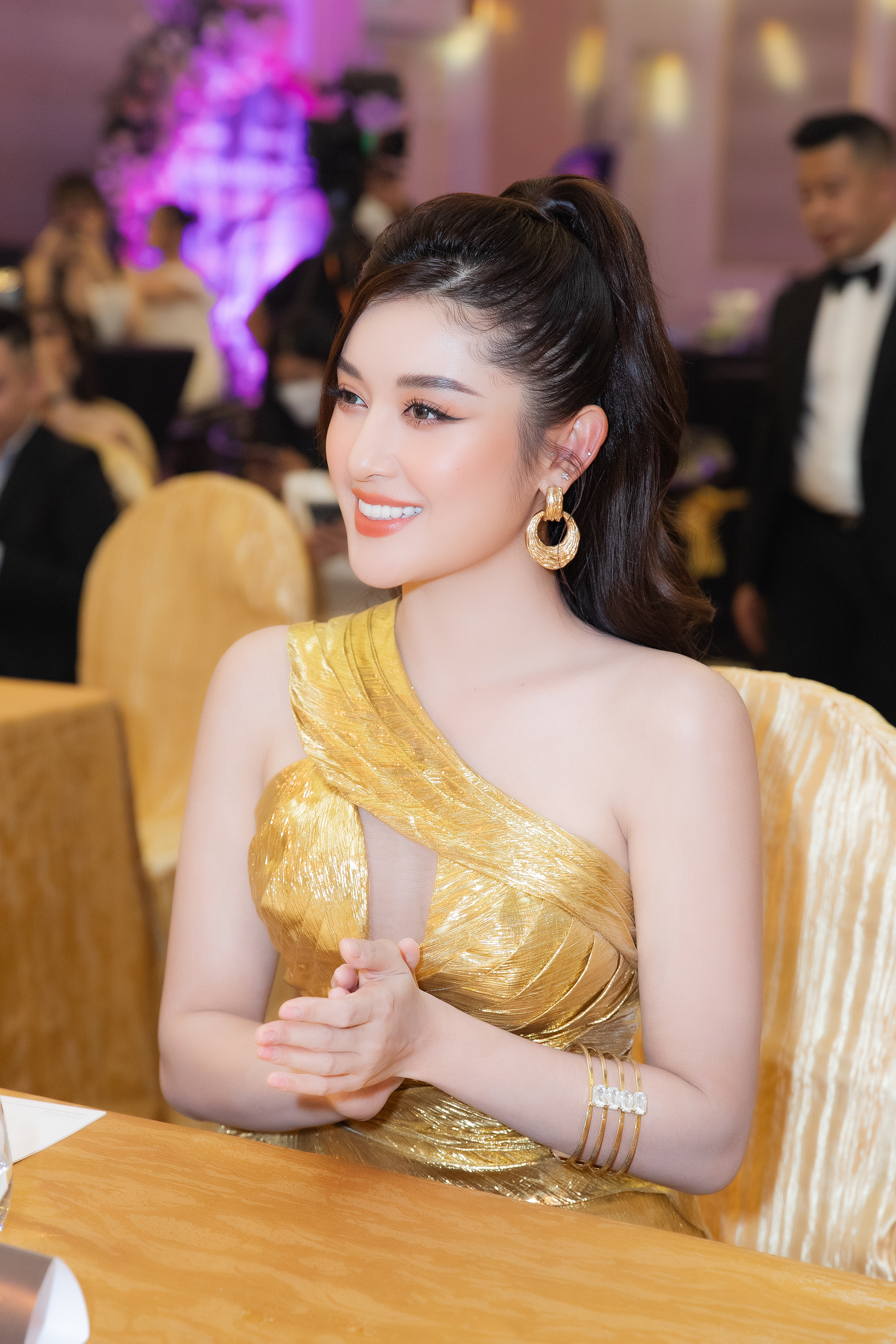 a hau huyen my xuat hien rang ro sanh doi ben nam than quoc truong1 a hau huyen my xuat hien rang ro sanh doi ben nam than quoc truong1