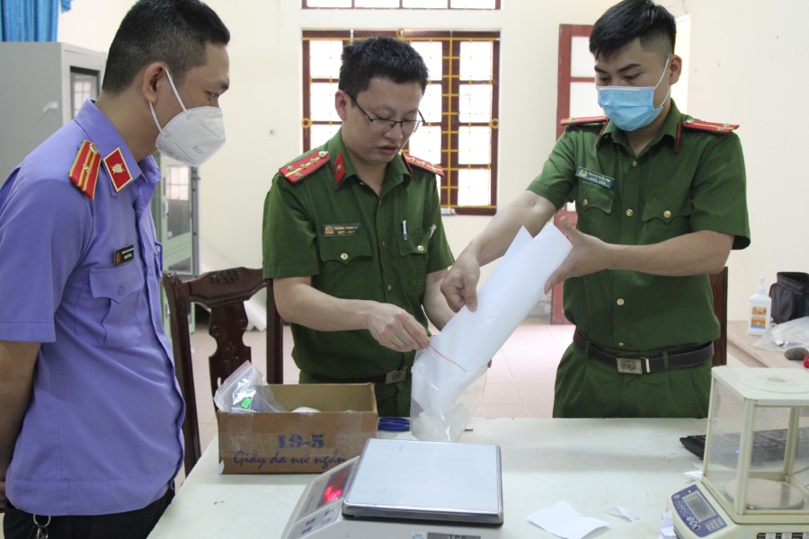 nghe an bat giu nu quai nguy trang 2kg ma tuy trong tui hoa qua2 nghe an bat giu nu quai nguy trang 2kg ma tuy trong tui hoa qua2