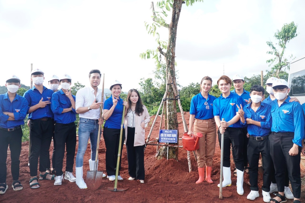 du lam lem bun dat kim tuyen van rang ro trong chiec ao xanh thanh nien viet nam2