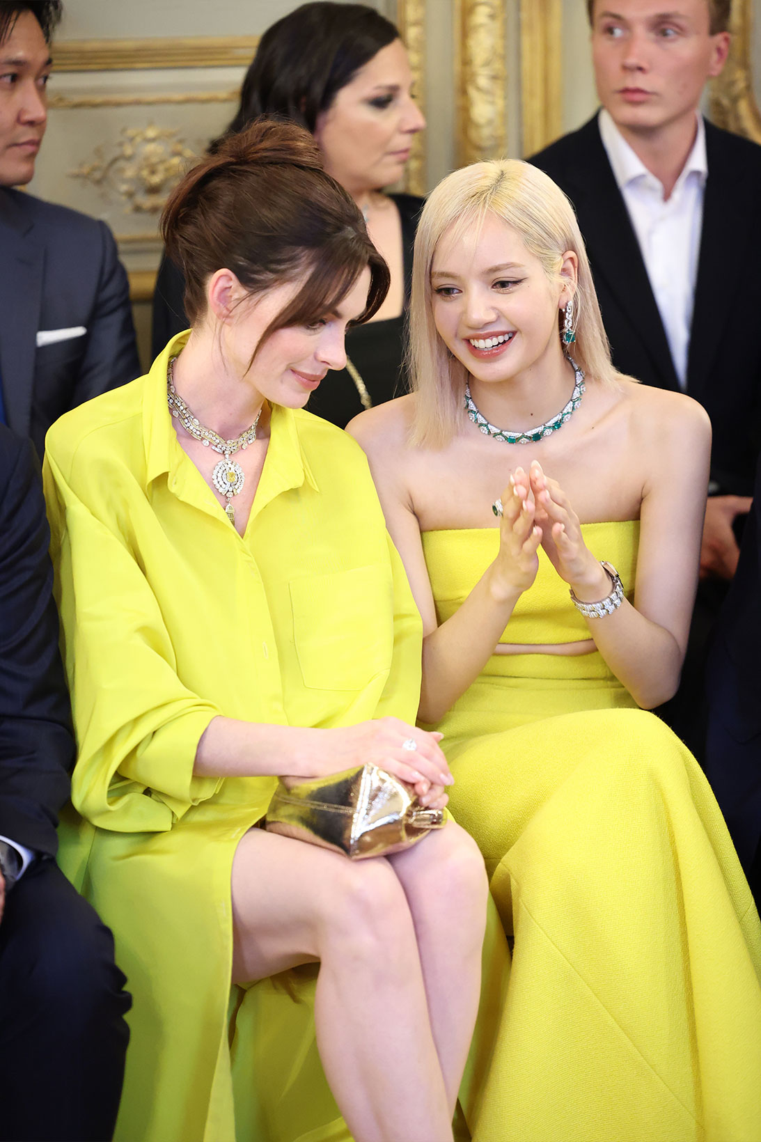 lisa blackpink tai xuat voi toc khac la do sac voi cong chua anne hathaway1 lisa blackpink tai xuat voi toc khac la do sac voi cong chua anne hathaway1